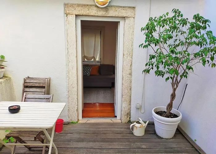 Central Terrace Apartment At Typical Bica And Chiado